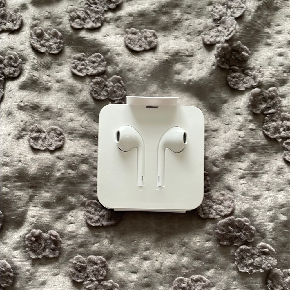 White Wired Apple Earbuds